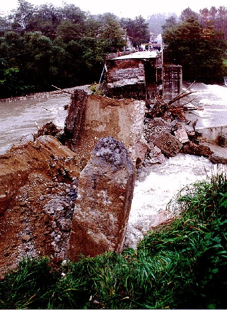 Ponte sul fiume Pesio a Mondov sulla SS 28 il 9/10/1996