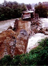 Ponte sul fiume Pesio a Mondovì sulla SS28 il 9 ottobre 1996